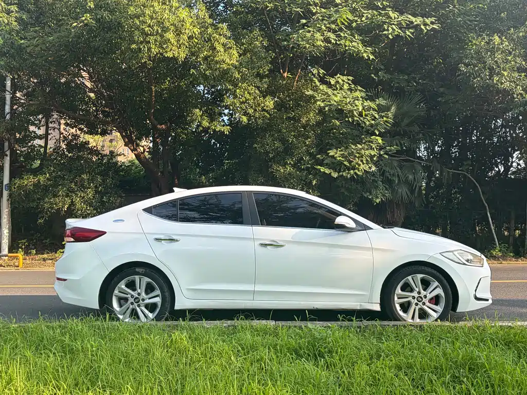 Hyundai Elantra — миниатюра 4