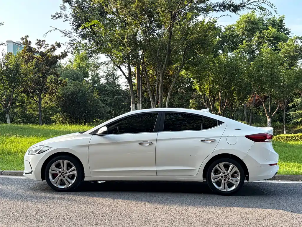 Hyundai Elantra — миниатюра 9