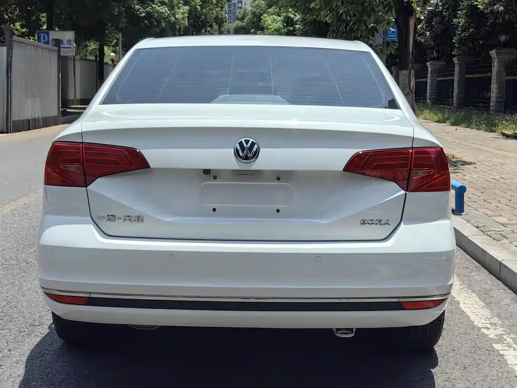 Volkswagen Bora 2016 1.6L AT Comfort