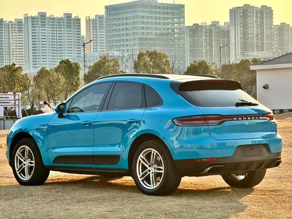 PORSCHE MACAN