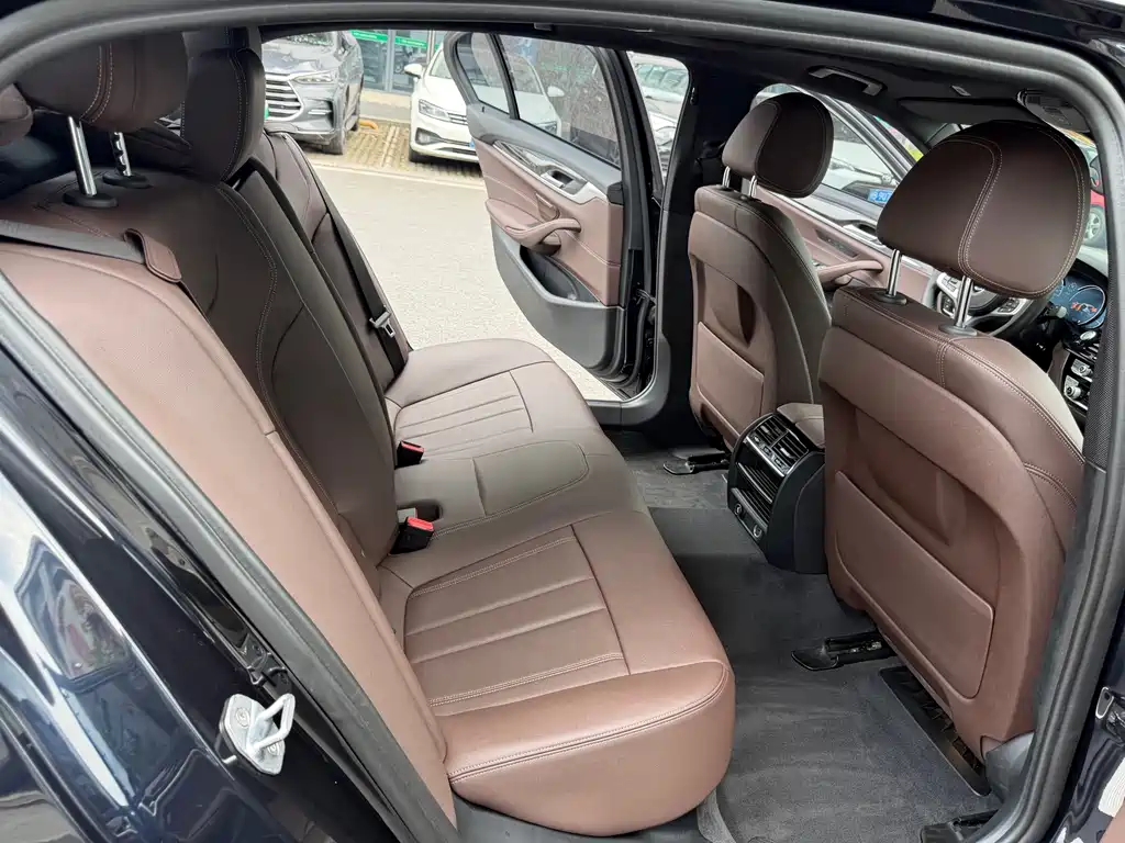BMW 5 Series — миниатюра 13