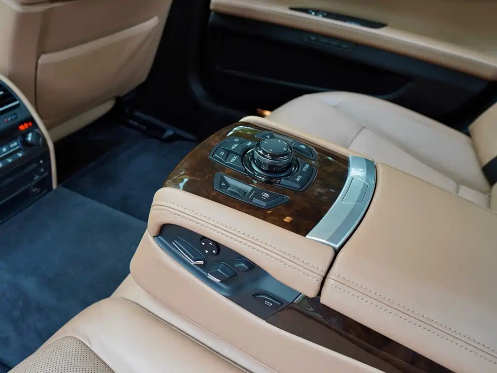 BMW 7 Series — миниатюра 26