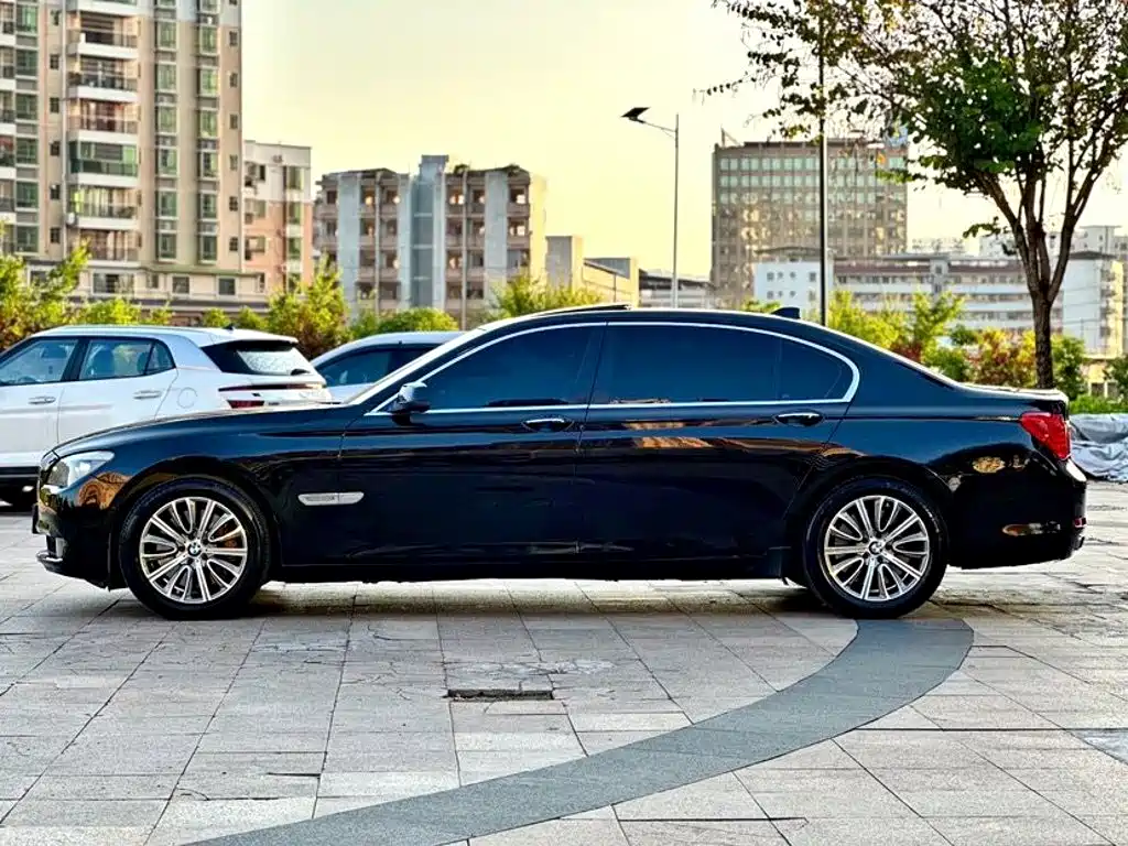 BMW 7 Series — миниатюра 3