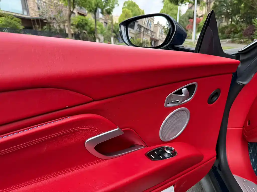Aston Martin DB11 — миниатюра 6