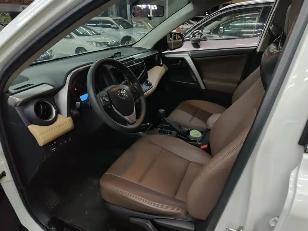 Toyota RAV4 — миниатюра 9