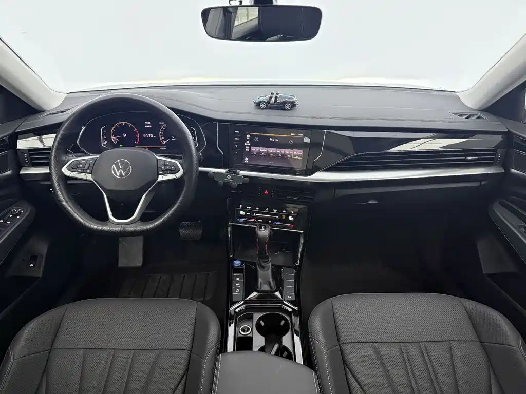Volkswagen Passat 2025 330TSI Elite