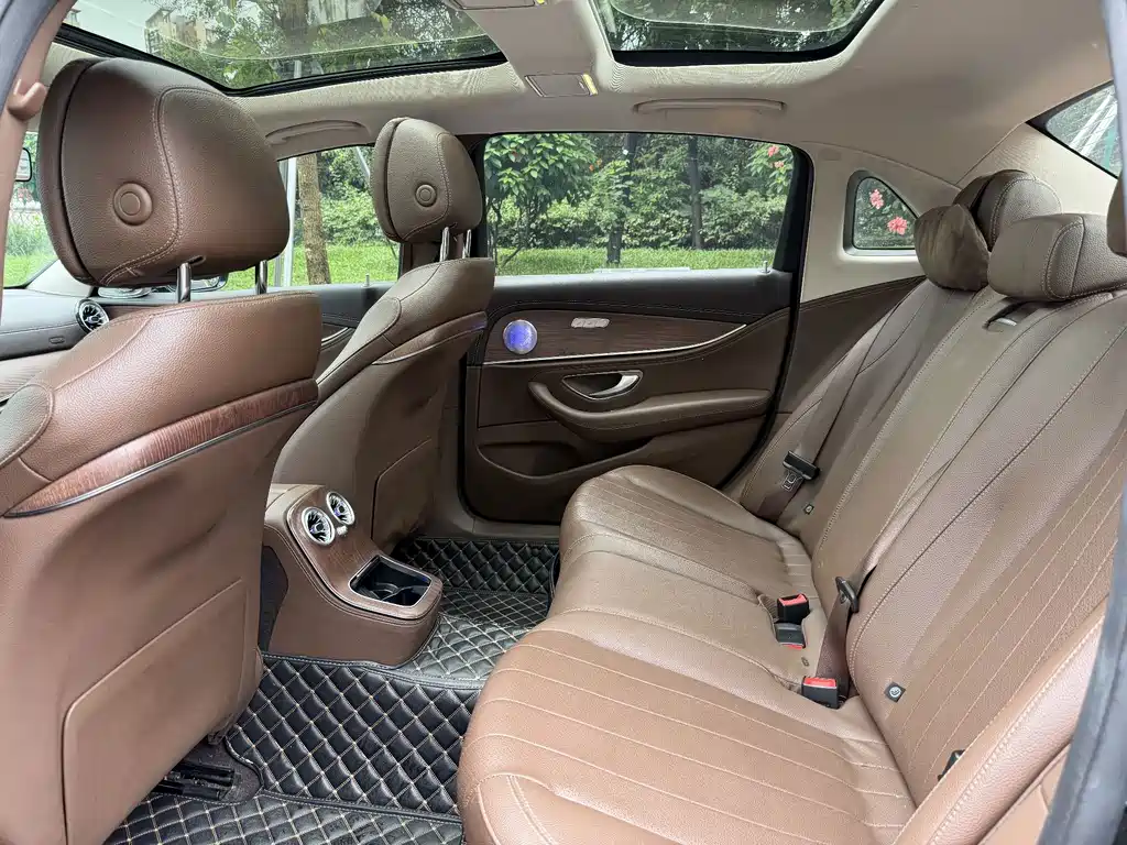 Mercedes-Benz E-Class — миниатюра 9