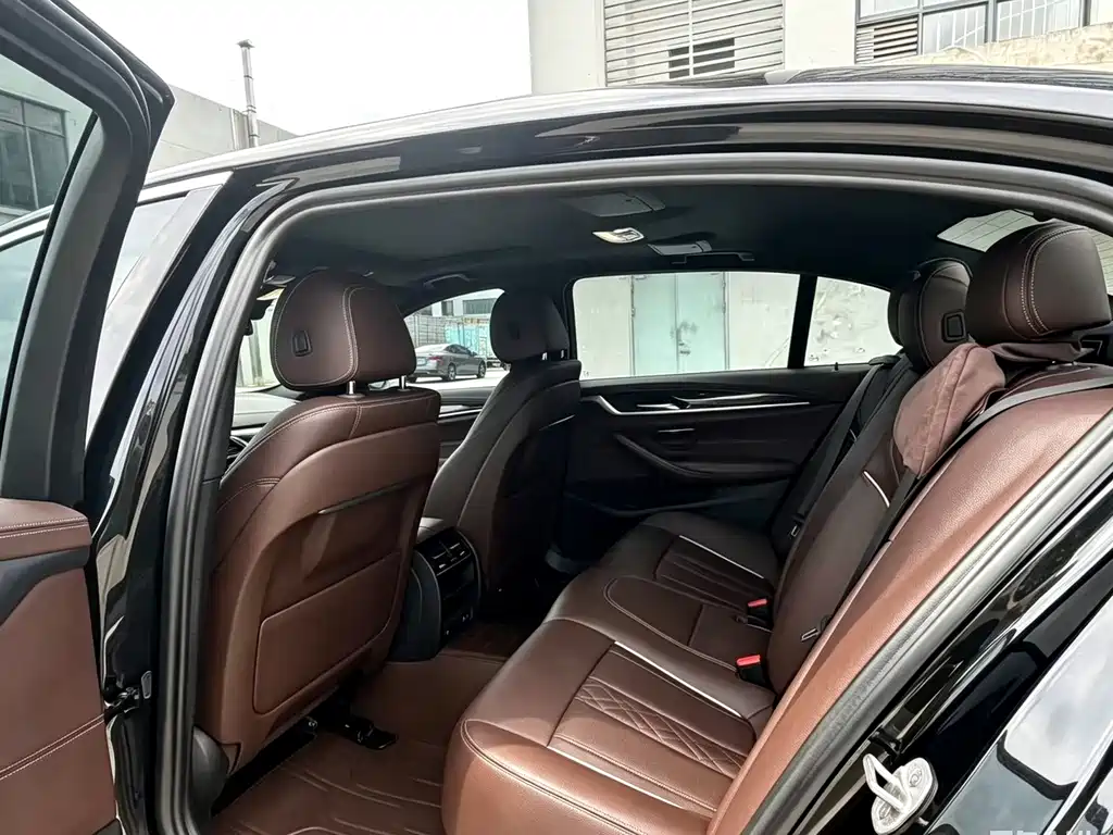 BMW 5 Series — миниатюра 6