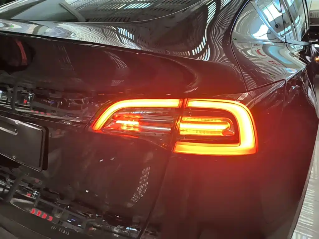 Tesla Model Y — миниатюра 8