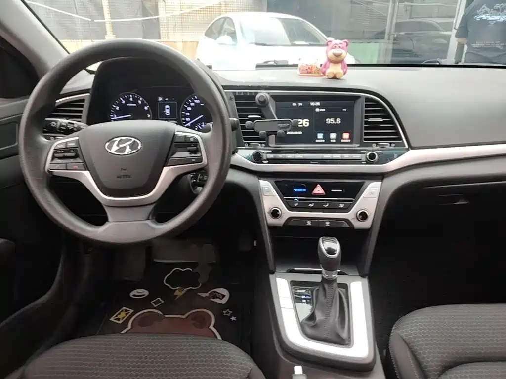 Hyundai Elantra — миниатюра 10