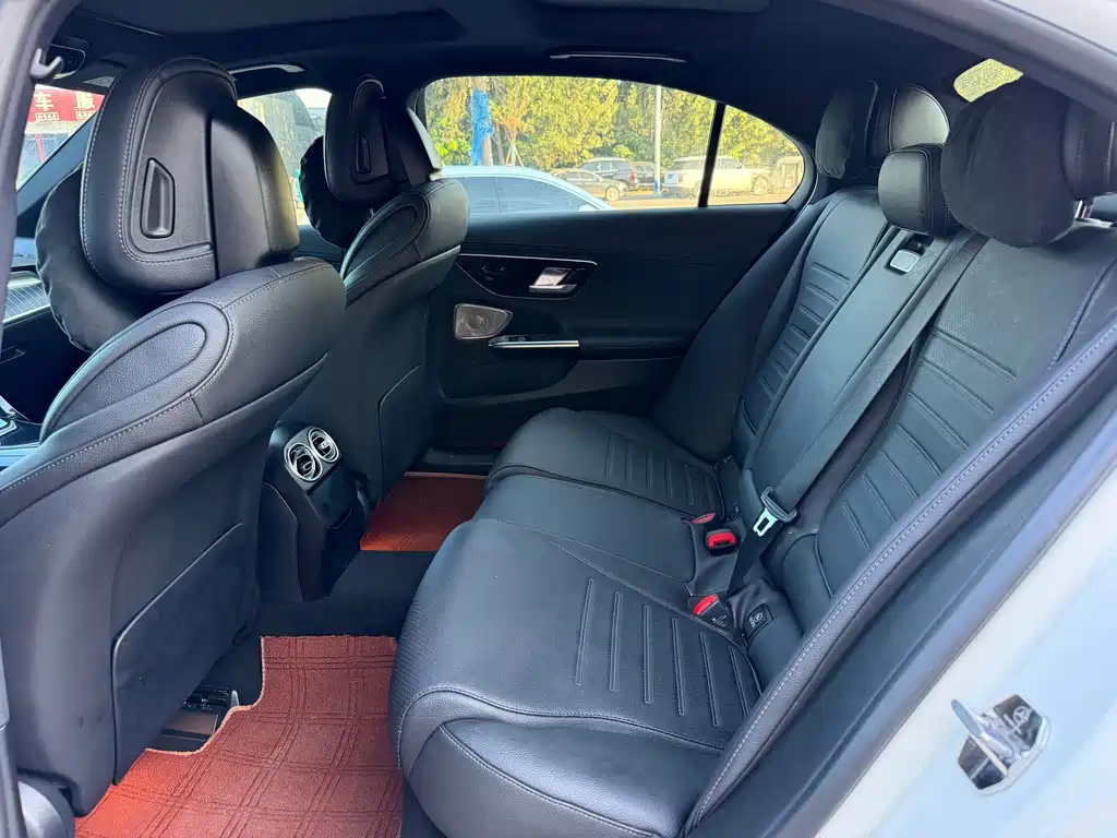 Mercedes-Benz C-Class — миниатюра 6