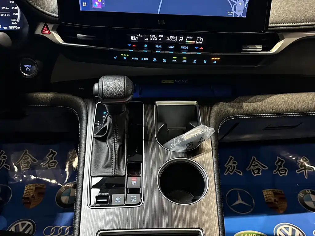 Toyota Granvia — миниатюра 12