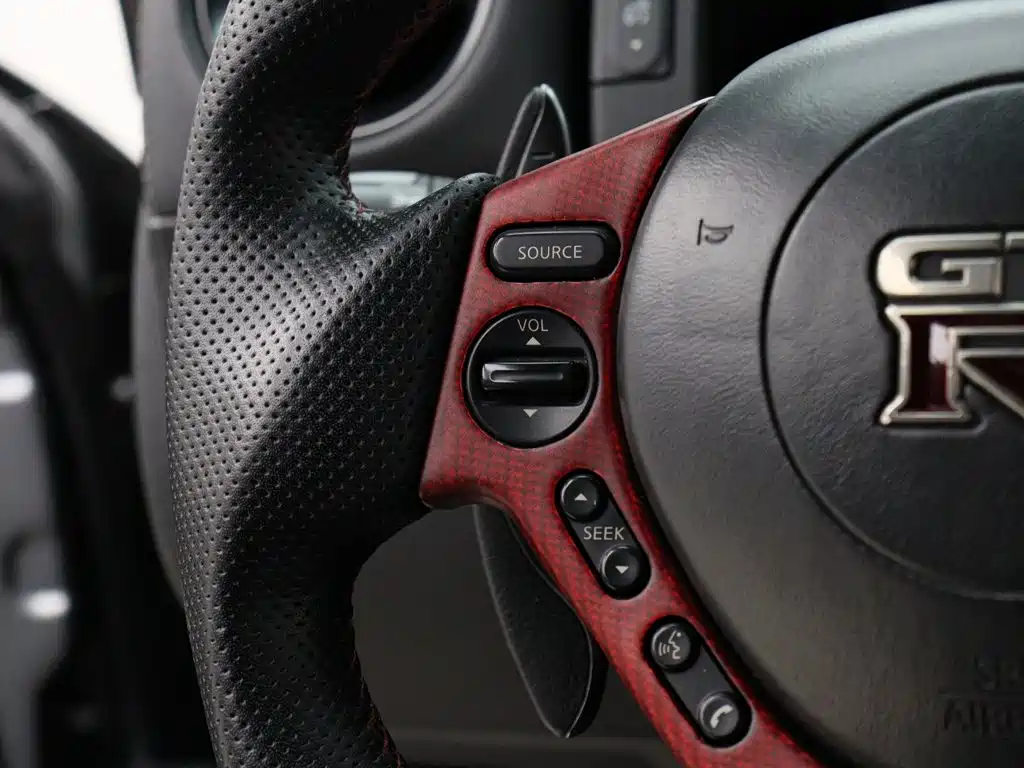 Nissan GT-R — миниатюра 12