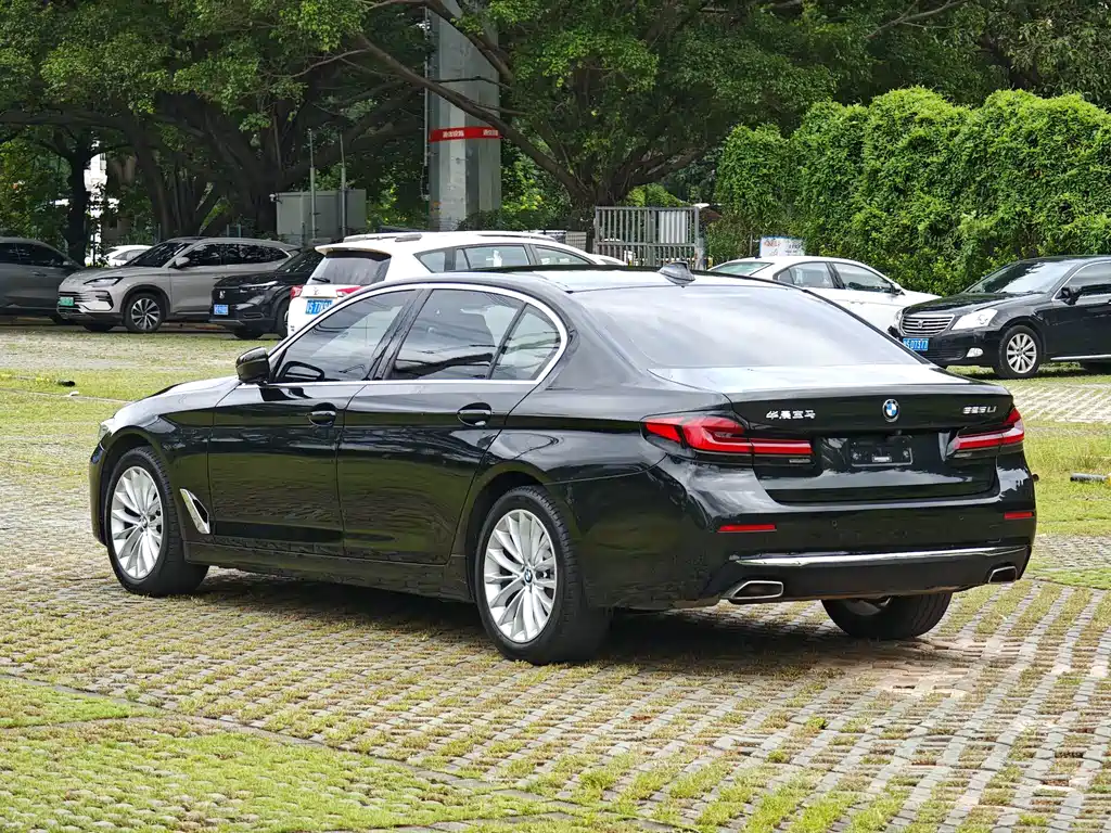 BMW 5 Series — миниатюра 27