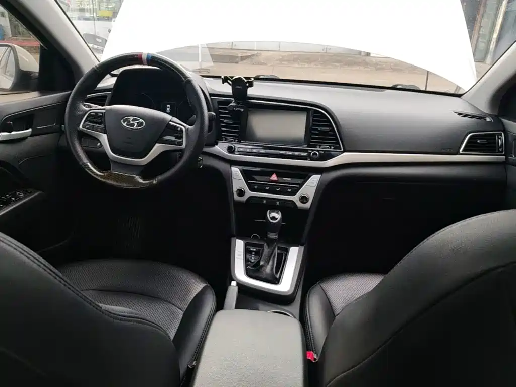 Hyundai Elantra — миниатюра 10