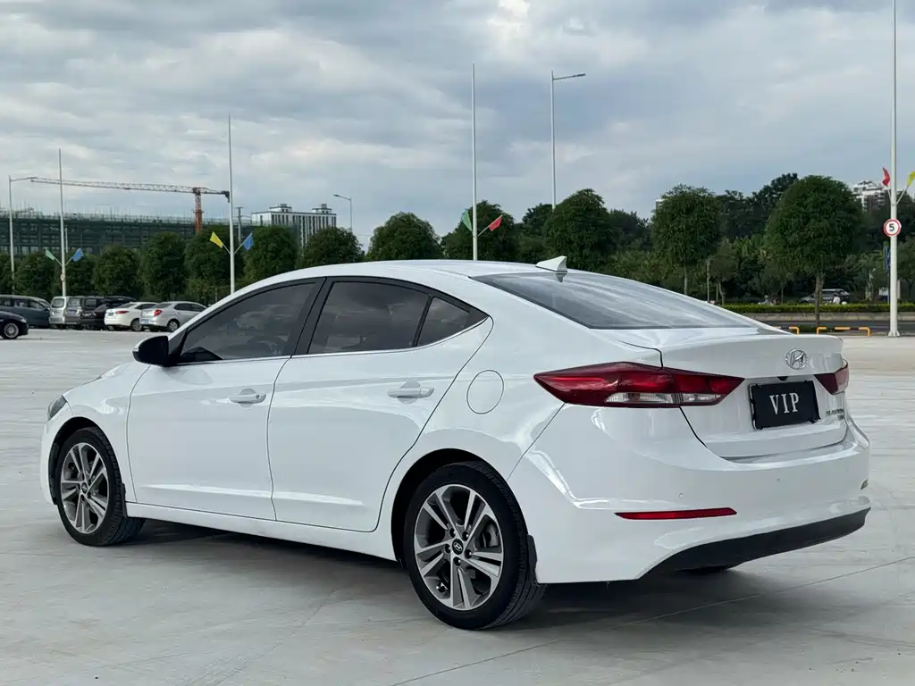 Hyundai Elantra — миниатюра 7