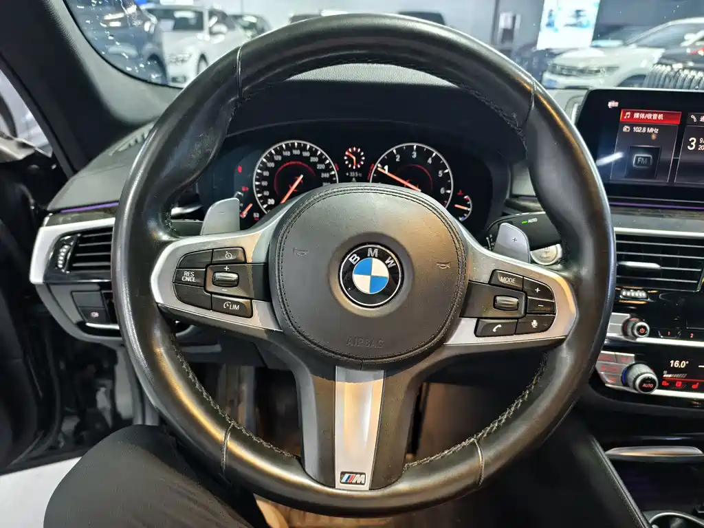 BMW 5 Series — миниатюра 14
