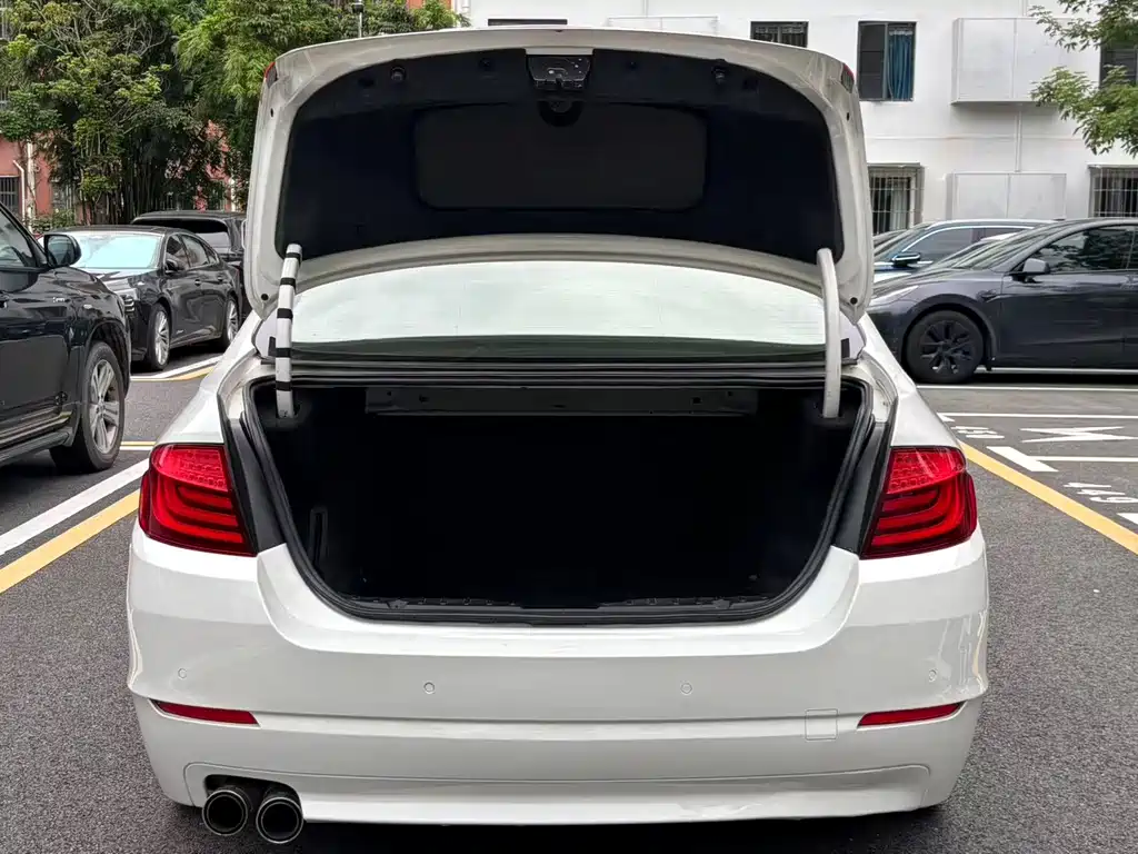 BMW 5 Series — миниатюра 9