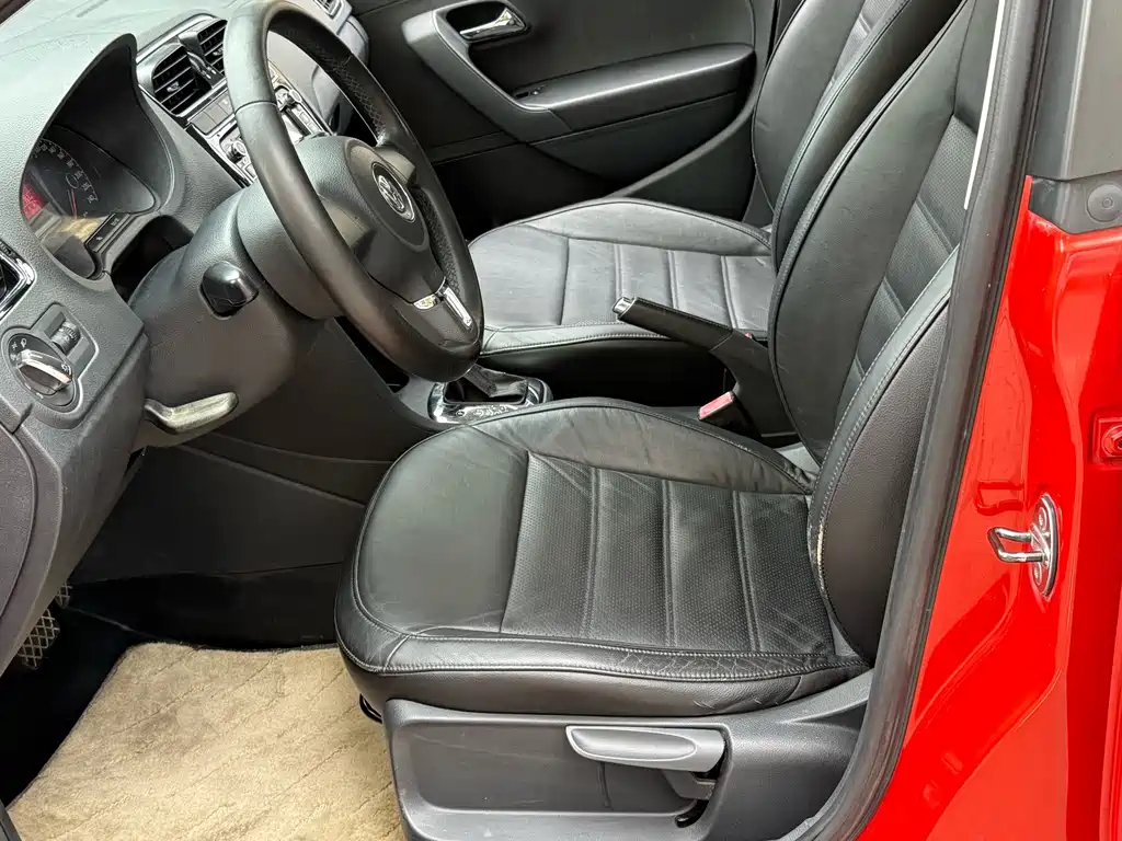 Volkswagen Polo 2011 1.4L AT
