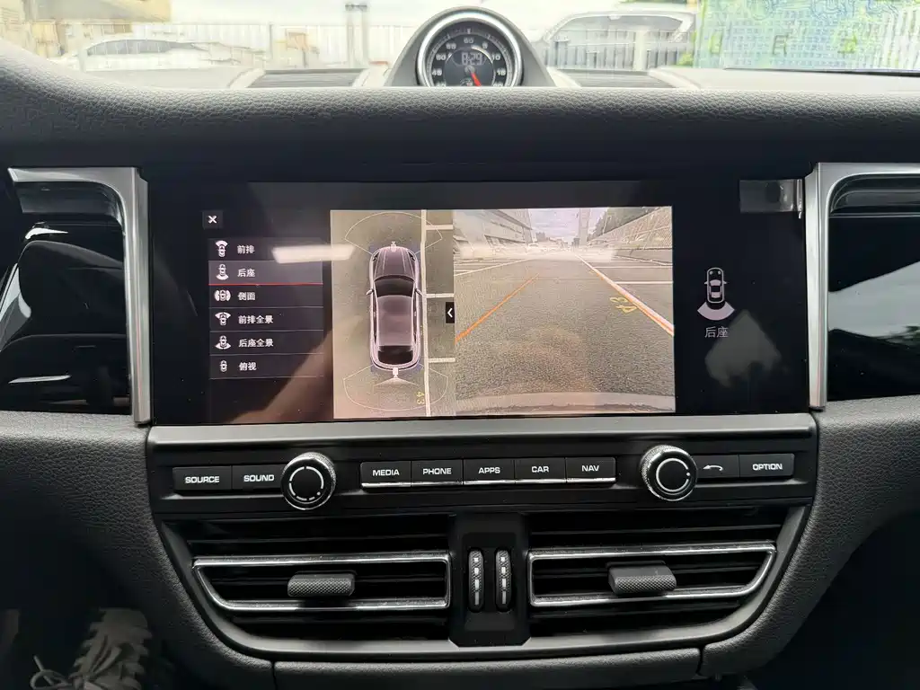 Porsche Macan — миниатюра 18