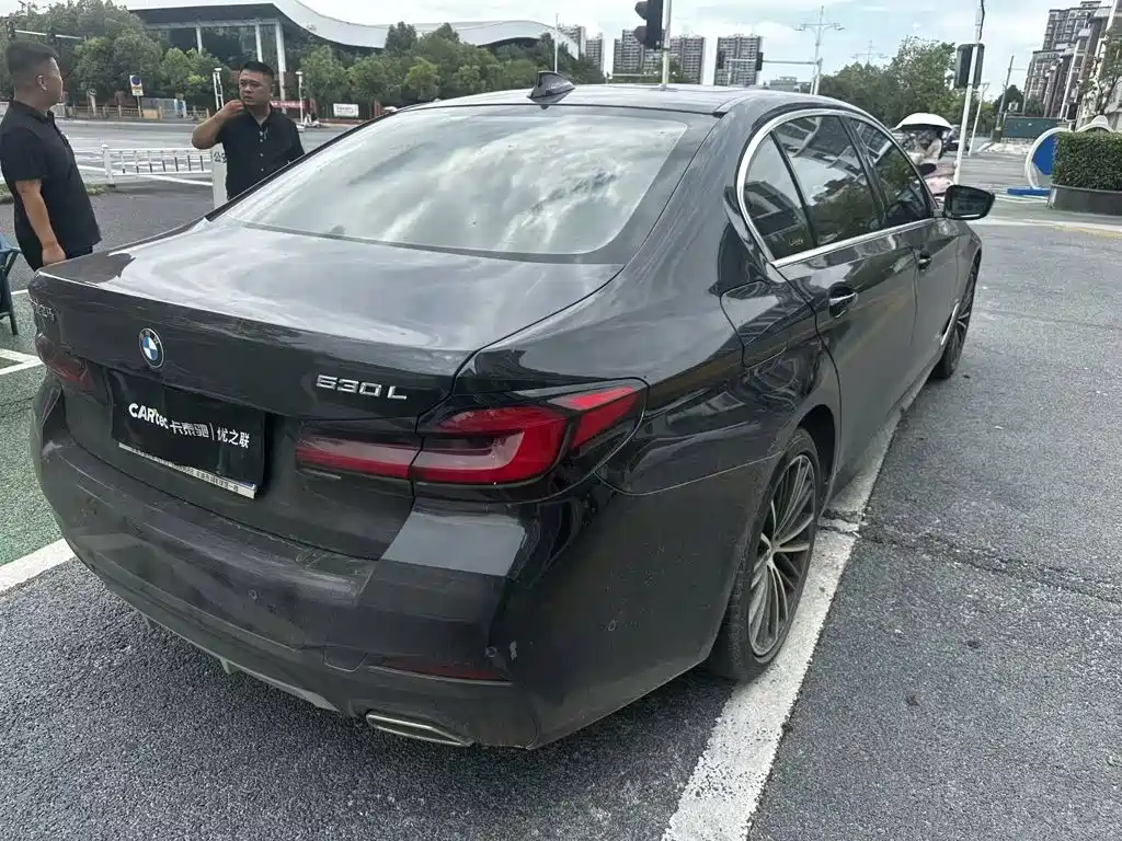 BMW 5 Series — миниатюра 2