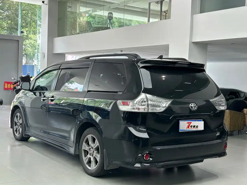 Toyota Sienna — миниатюра 14