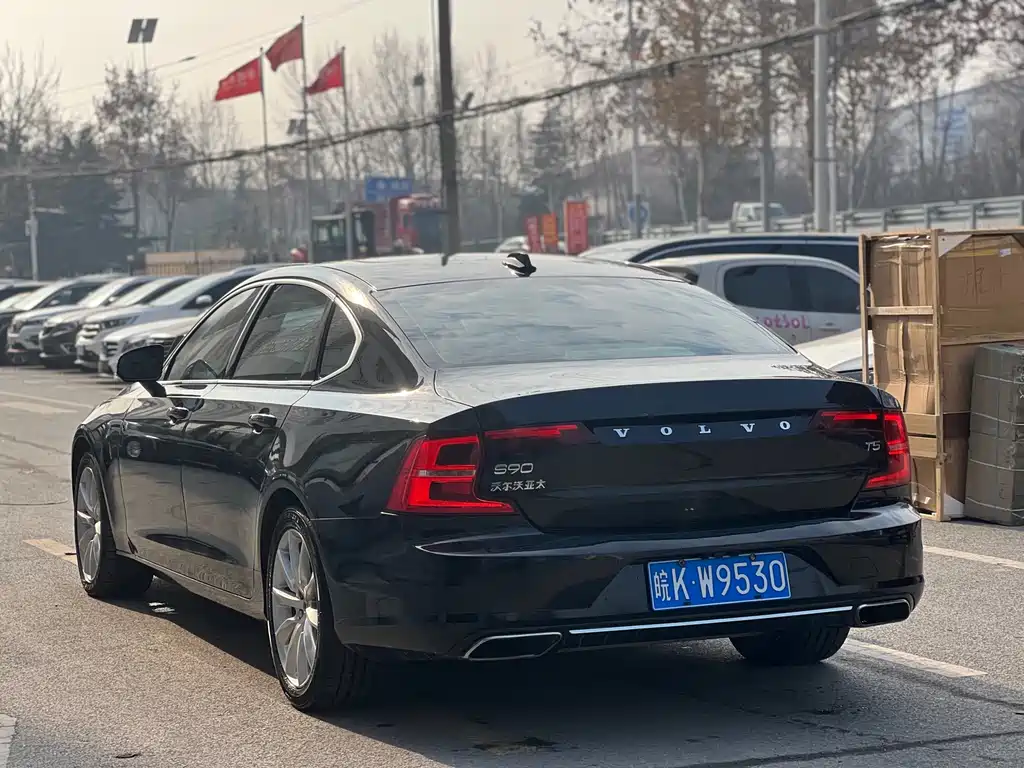 VOLVO S90