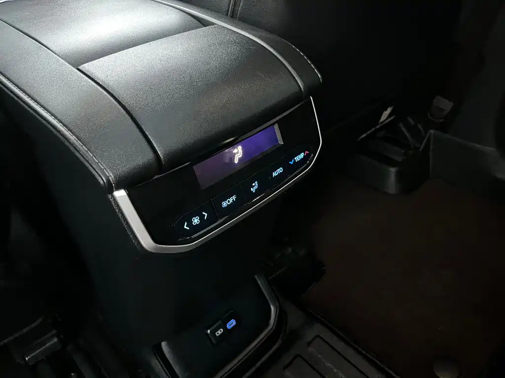 Toyota Crown Kluger — миниатюра 21