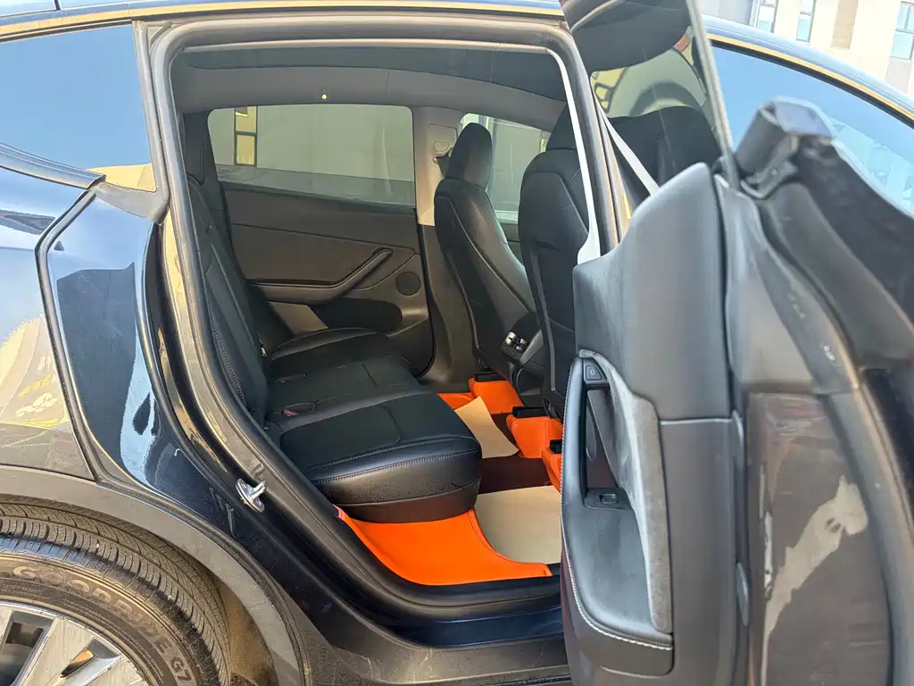 Tesla Model Y — миниатюра 11