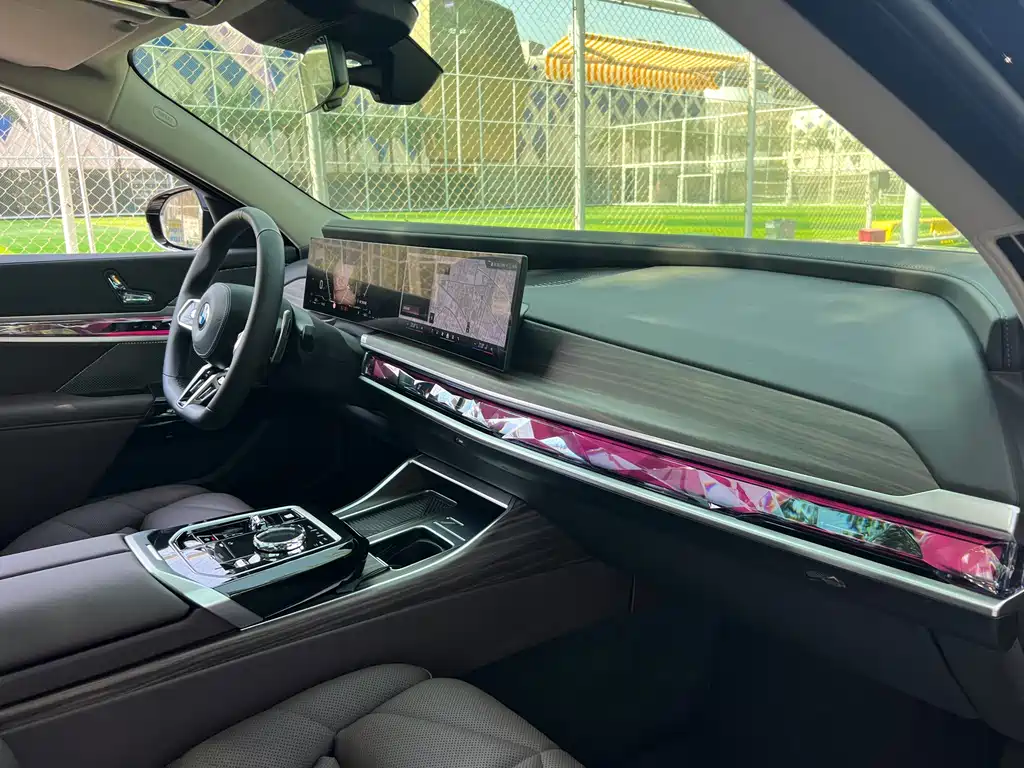 BMW 7 Series — миниатюра 11