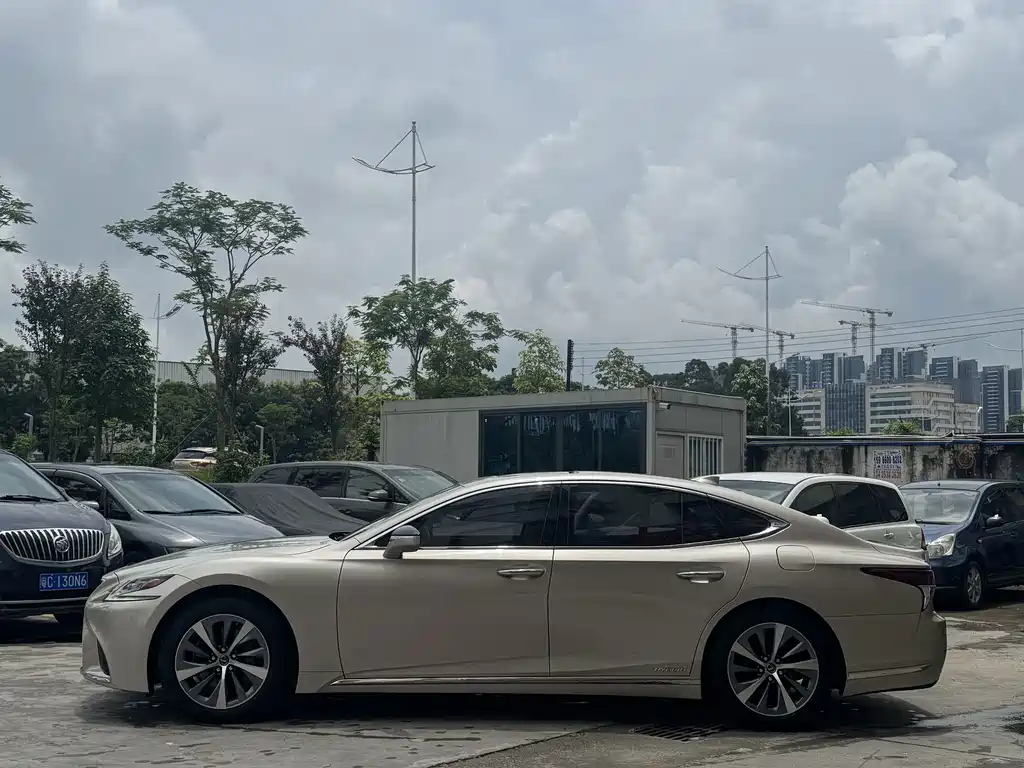 Lexus LS — миниатюра 7