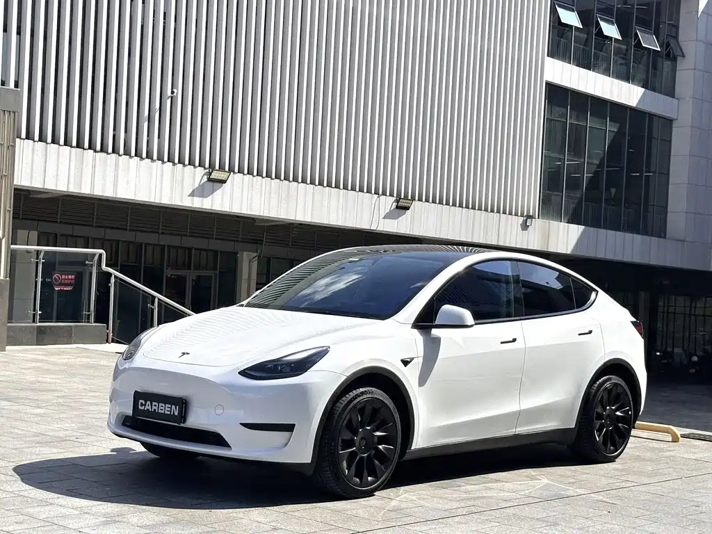2024 Tesla Model Y - zdjęcie 1 z 9