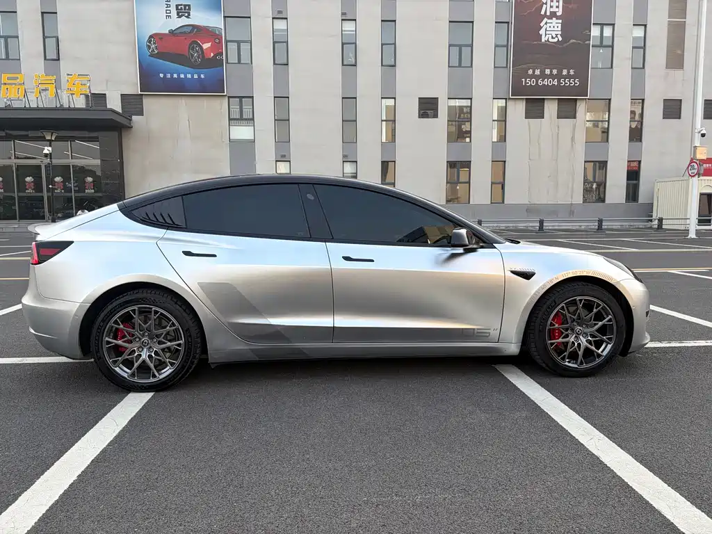 Tesla Model 3 — миниатюра 7