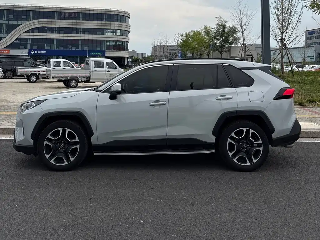 Toyota RAV4 — миниатюра 3