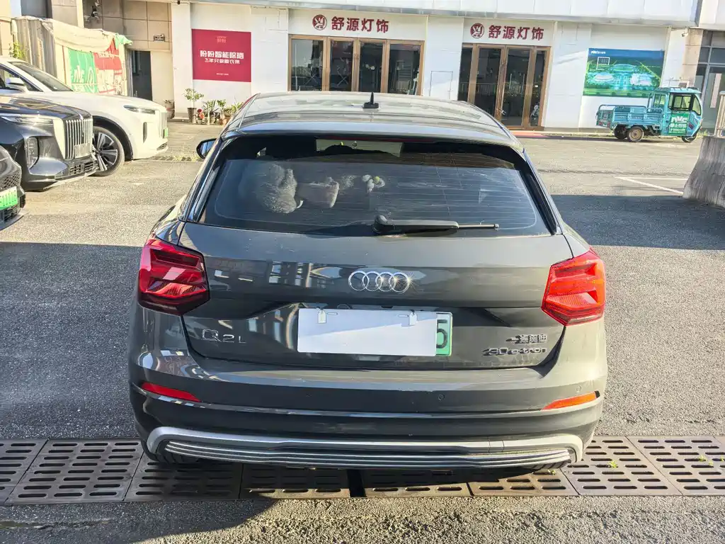 Audi Q2L e-tron — миниатюра 3