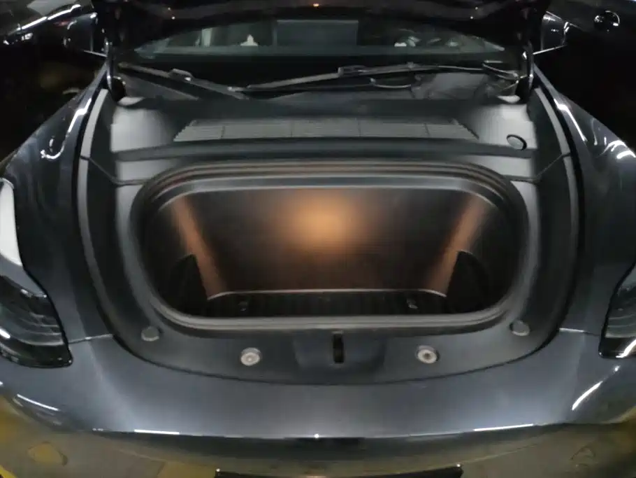 Tesla Model Y — миниатюра 10