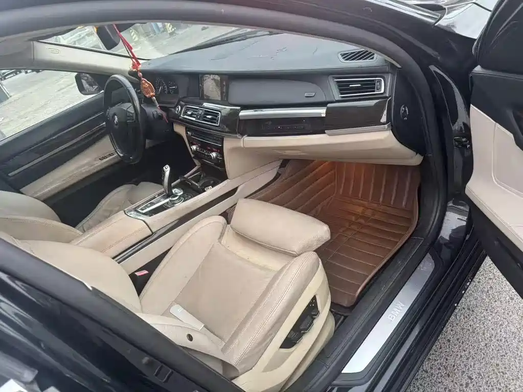 BMW 7 Series — миниатюра 6
