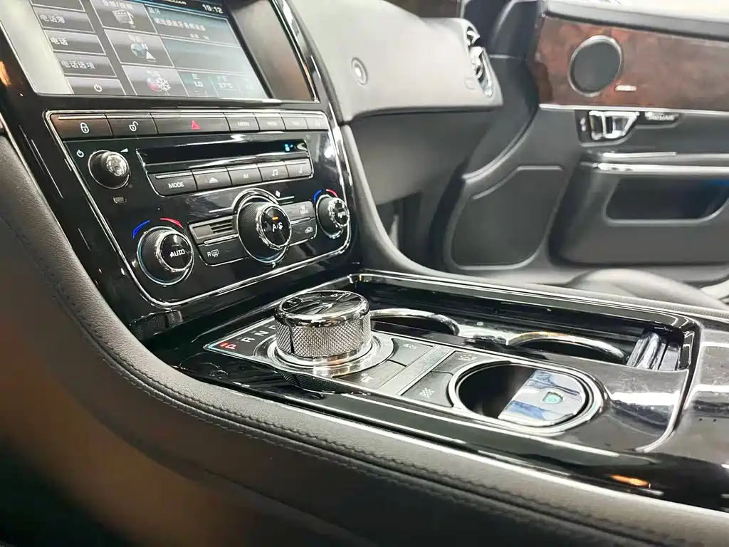 Jaguar XJ — миниатюра 15