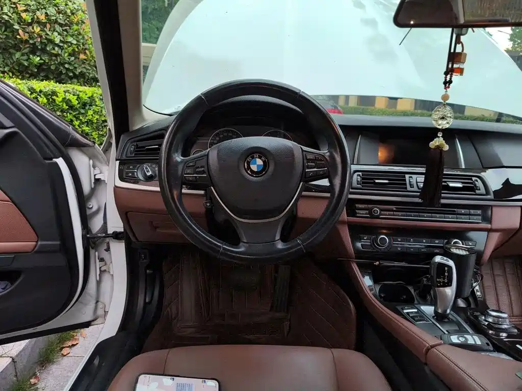 BMW 5 Series — миниатюра 7