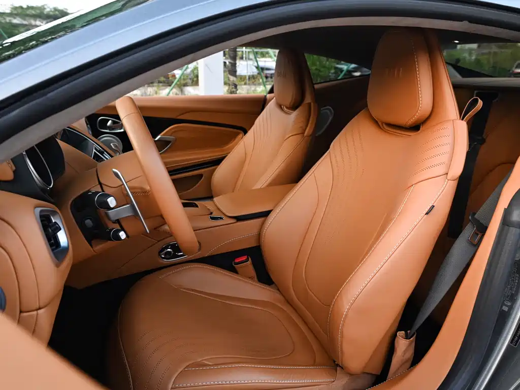 Aston Martin DB11 — миниатюра 8