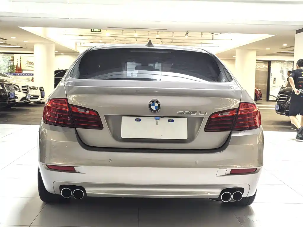 BMW 5 Series — миниатюра 10
