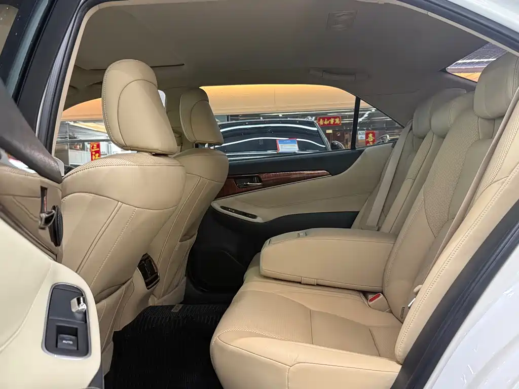 Toyota Crown 2015 2.0T Fashion