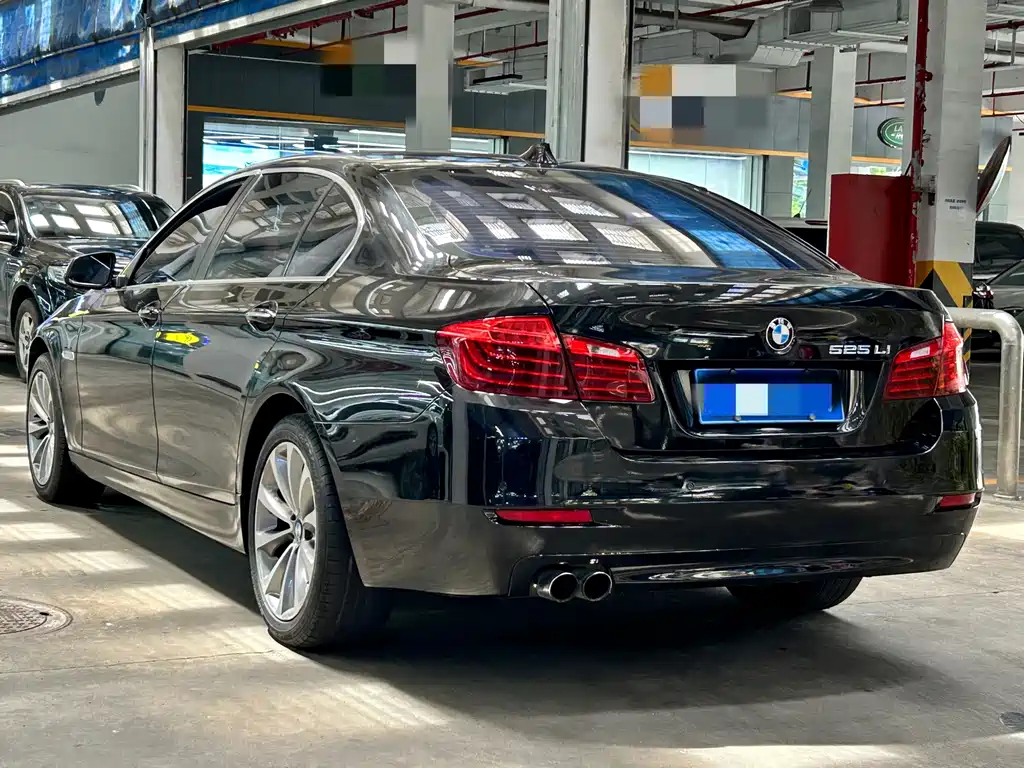 BMW 5 Series — миниатюра 6