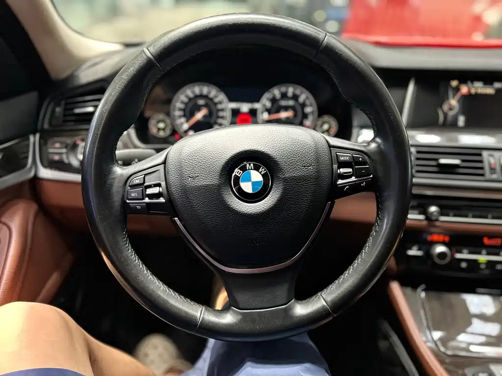 BMW 5 Series — миниатюра 9