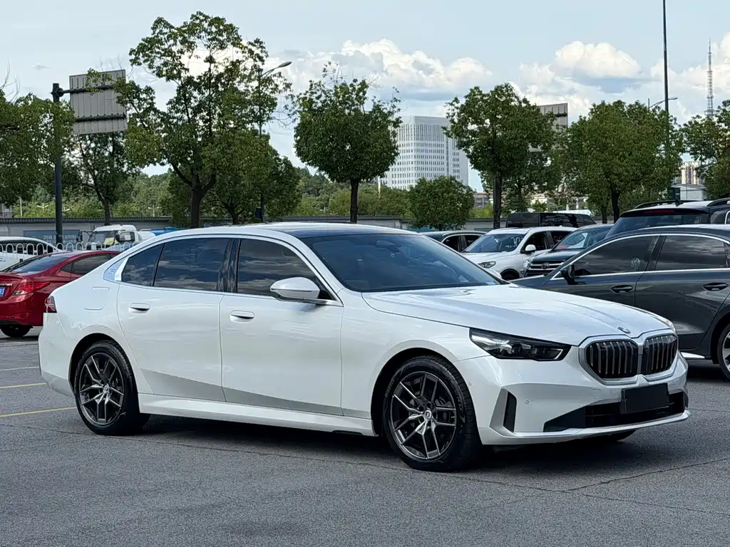 BMW 5 Series — миниатюра 2