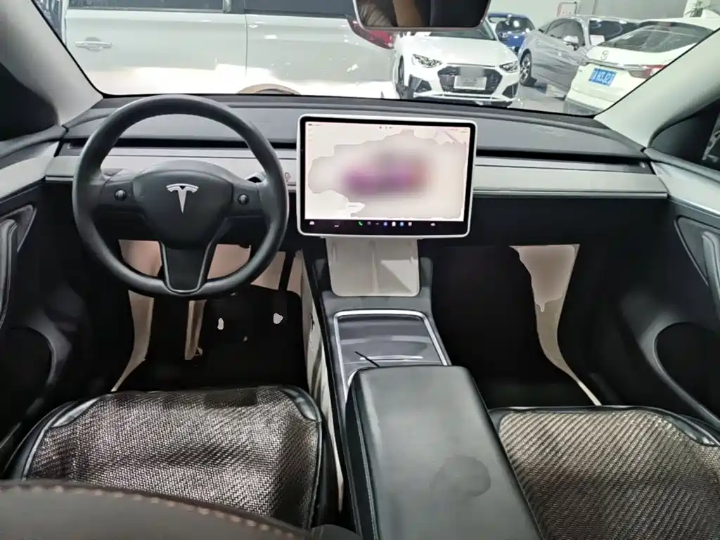 Tesla Model Y — миниатюра 10