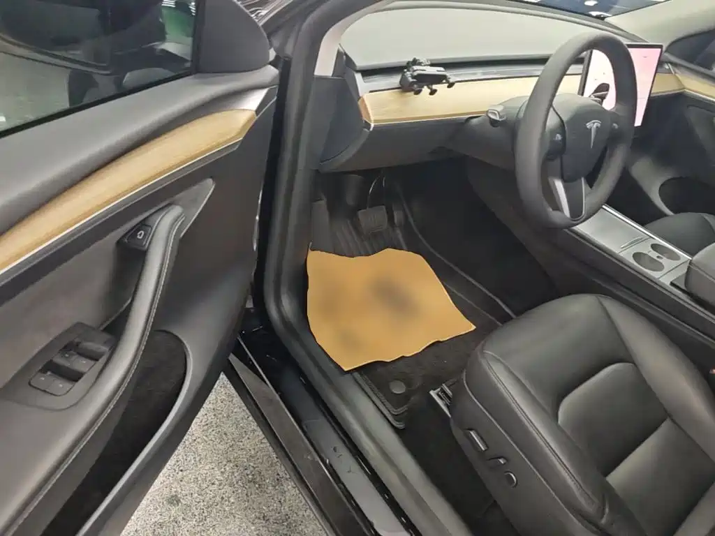 Tesla Model Y — миниатюра 16