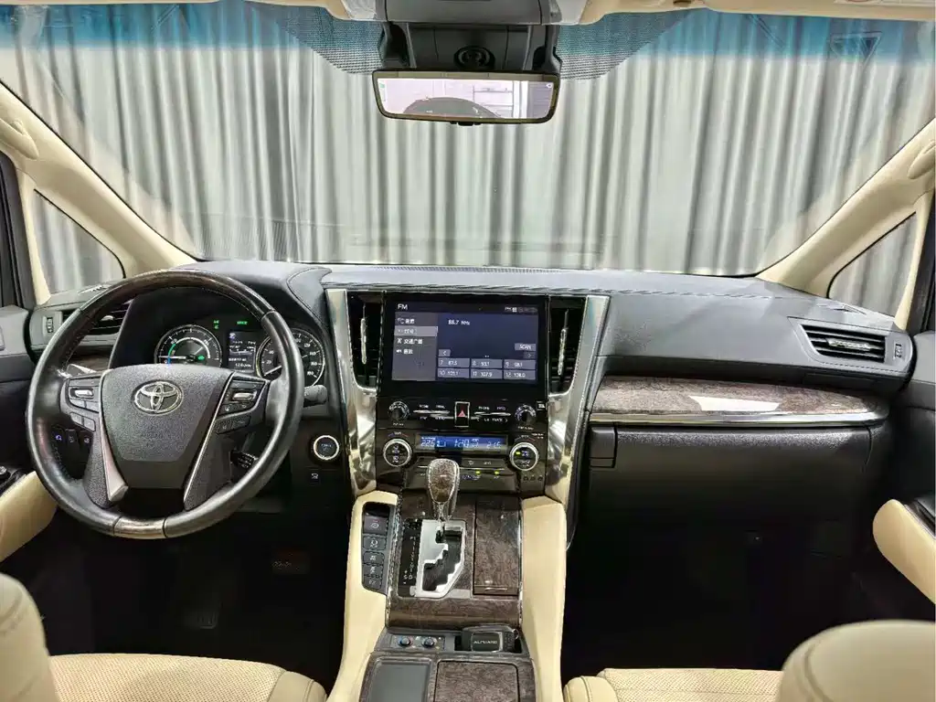 Toyota Alphard — миниатюра 7