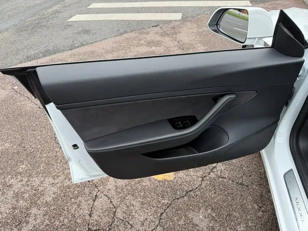 Tesla Model 3 — миниатюра 6