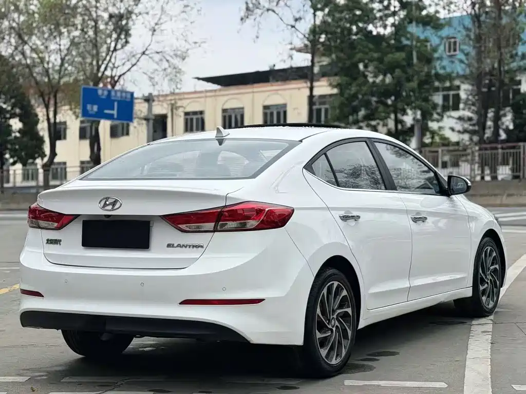 Hyundai Elantra — миниатюра 7